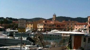 Una veduta dell’approdo di Porto Azzurro che quest’anno avrà 60 posti barca in meno