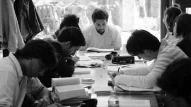 Studenti in una aula studio  
