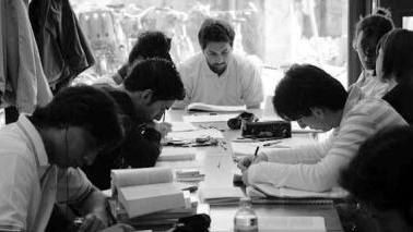 Studenti in una aula studio