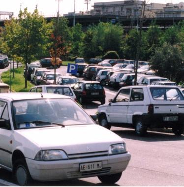 Il parcheggio di via Giannone. A destra lassessore Roberto Caverni 