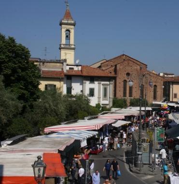 Le bancarelle domenica scorsa nel viale Piave  
