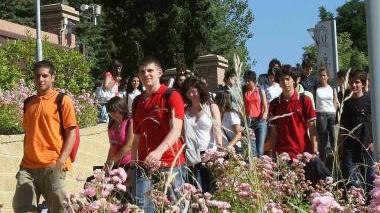 Ragazzi in un campo estivo