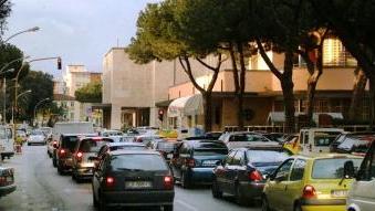 Due immagini di piazza Dante. L’area intorno alla stazione è tra le più degradate in città