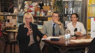 Susanna Berti (a sinistra) parla del suo libro alla Edison