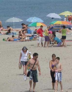 Bagnanti sulla spiaggia di Marina di Vecchiano 
