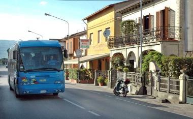 Un autobus extraurbano del Copit Sotto lassessore Paola Milanesi     