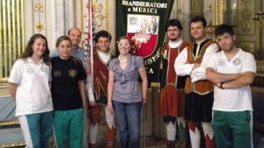 Gli sbandieratori di S. Anna ricevuti in Comune