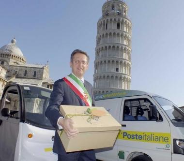 Alcune immagini del convoglio di veicoli elettrici ieri in citt&agrave; per la consegna alle Parmini della lettera a emissioni zero 