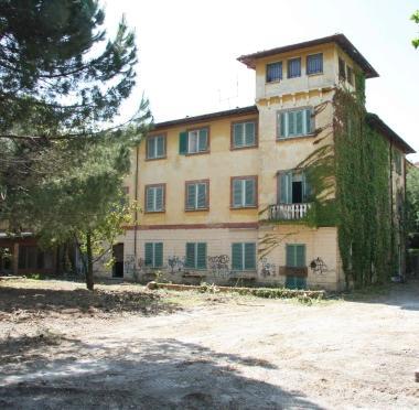 <b>VECCHIA GLORIA.</b> Lhotel Franceschi come si presenta oggi in via XX settembre 