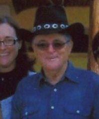 A fianco Luciano Bargigli travolto e ucciso dalle lastre di granito cadute dal camion A destra la disperazione di Sandro Mallegni, lautista del mezzo pesante 