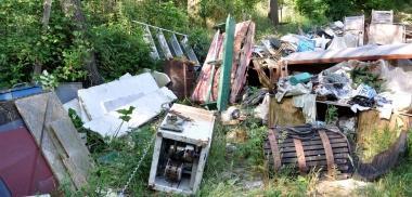 Un dettaglio della discarica abusiva 