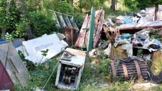 Un dettaglio della discarica abusiva