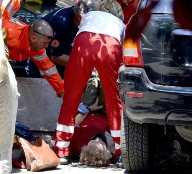 <b>TRAGEDIA SFIORATA </b>Una delle tre persone rimaste ferite nella carambola di via della Pace 