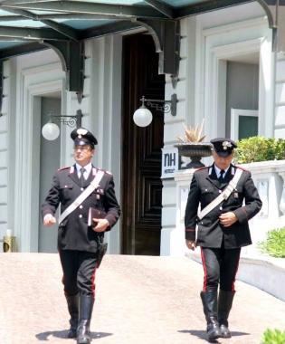 I carabinieri ieri durante il sopralluogo allHotel Palazzo 