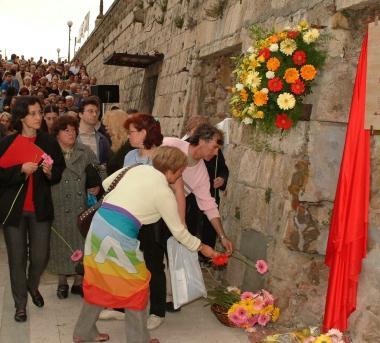 <b>GIORNATA DELLA PACE.</b> In alto: fiori nel luogo in cui nel&nbsp;43 morirono tanti livornesi sotto le bombe 