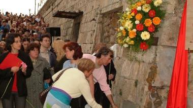 <b>GIORNATA DELLA PACE.</b> In alto: fiori nel luogo in cui nel ’43 morirono tanti livornesi sotto le bombe