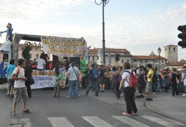 Un precedente corteo di Canapisa sui lungarni