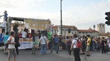 Un precedente corteo di Canapisa sui lungarni