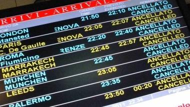 I pannelli elettronici con i voli cancellati e le file alle biglietterie