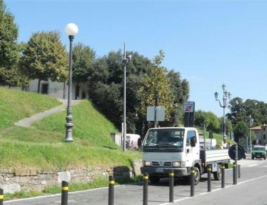 Un varco a porta S. Maria; a destra residenti in fila al comando per le multe e in fila per rinnovare il permesso 