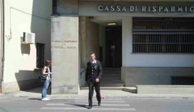 Due banditi col trincetto rapinano la filiale della Caript