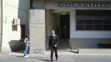 Due banditi col trincetto rapinano la filiale della Caript