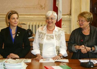 Sopra, i ragazzi che hanno preso parte alliniziativa sulla Costituzione; Accanto da sinistra: Di Batte Nicosia e Roncaglia   