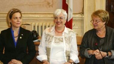 Sopra, i ragazzi che hanno preso parte all’iniziativa sulla Costituzione; Accanto da sinistra: Di Batte Nicosia e Roncaglia