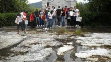 <b>DEGRADO. </b>I ragazzi dello Scientifico davanti alla storica fontana