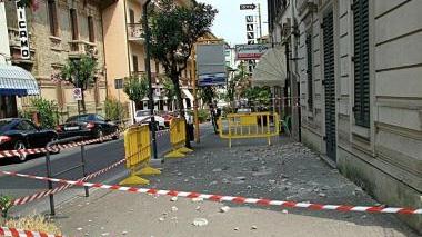 Piovono calcinacci in viale Manzoni