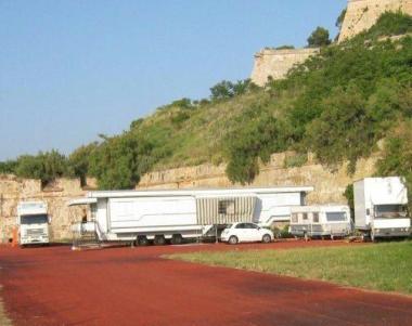 Camion e roulotte sulla pista di atletica 