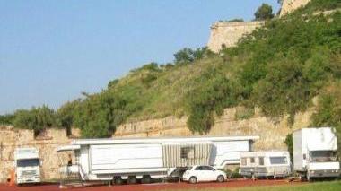 Camion e roulotte sulla pista di atletica
