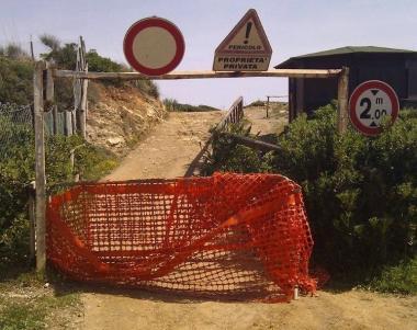 La strada sbarrata nelle vicinanze di Terranera 