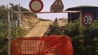 La strada sbarrata nelle vicinanze di Terranera