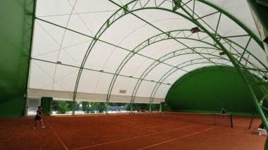 La tensostruttura di copertura sopra il campo di terra battuta