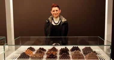 Sara Giromini nella cioccolateria in piazza Alberica 