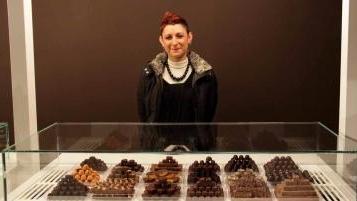 Sara Giromini nella cioccolateria in piazza Alberica