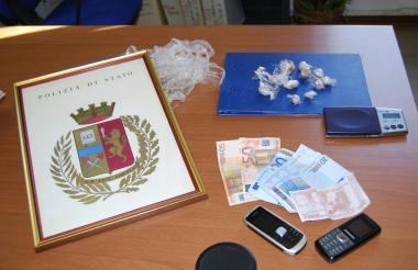 La droga sequestrata e il vice questore Maurizio Stefanizzi 
