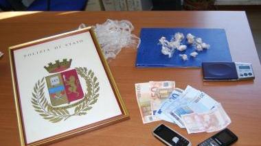 La droga sequestrata e il vice questore Maurizio Stefanizzi