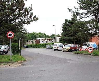 Il curioso doppio cartello allingresso del parcheggio 