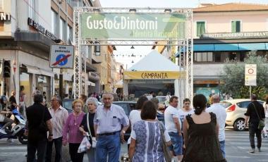 Gli stand del festival Quanto Basta in corso Italia 