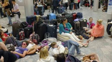 A sinistra uno dei tanti bivacchi di passeggeri all’aeroporto A destra un momento della snervante attesa e sotto la zona del ritrovamento della bomba