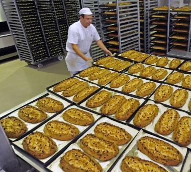 Un panettiere al lavoro 