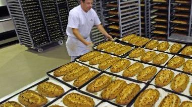 Un panettiere al lavoro