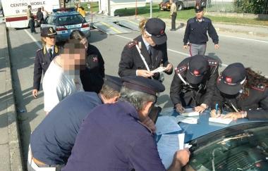 Agenti della polizia stradale durante un controllo 