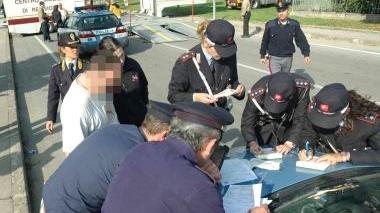 Agenti della polizia stradale durante un controllo