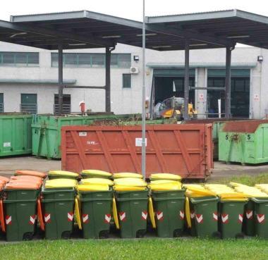Cassonetti per la raccolta differenziata nel piazzale del Cis 