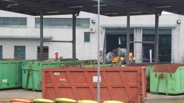 Cassonetti per la raccolta differenziata nel piazzale del Cis