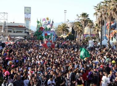 <b>CARNEVALE.</b> Folla in piazza Mazzini 