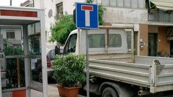 Camion ostruisce l’ingresso in via Cuoco